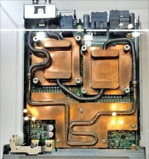 슈퍼컴퓨터 CPU에 장착된 캐스트맨의 구리 냉각기.