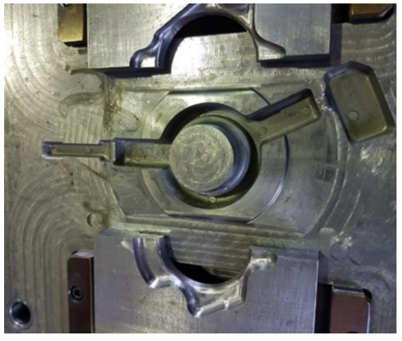 Figure 2.2. Injection mold fixed side manufactured
for salt core.