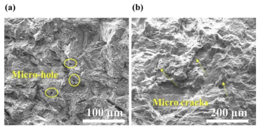Fig. 6. SEM micrographs of the fractured salt core: (a) unreinforced,
(b) with 0.3 wt% glass fiber