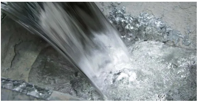 Fig. 3 Any interruption of the protective oxide skins on molten aluminium results in newly built, extremely thin oxide films. 