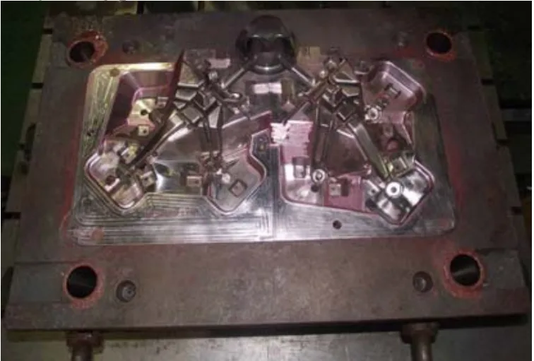 Fig. 12 – Mobile side of the mould – mounted on the adjusting press