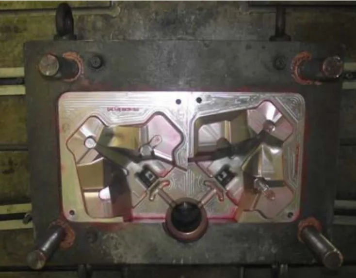 Fig. 13 – Fixe side of the mould – mounted on the adjusting press 