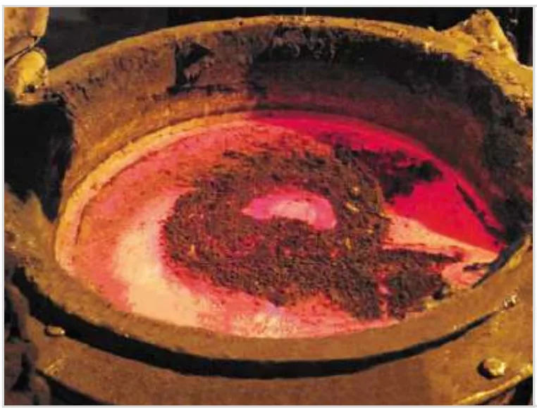 Figure 11: Photograph of extremely dry dross in transfer ladle after
treatment with COVERAL MTS 1582.